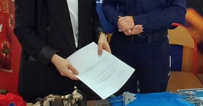 Młodzież pyta o służbę w policji na targach w Łęcznej